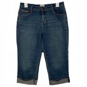 Levi’s Medium Wash Mid Rise Cuffed Capri Jeans